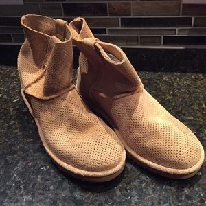 Ugg Women’s Suede Booties Size 7